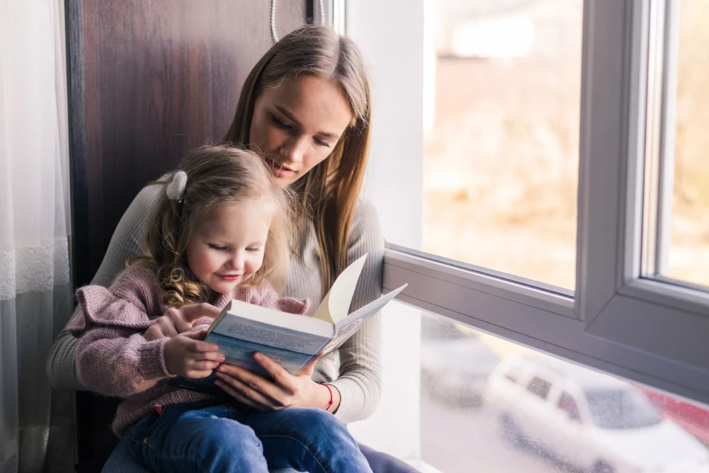 madre e figlia che leggono libro